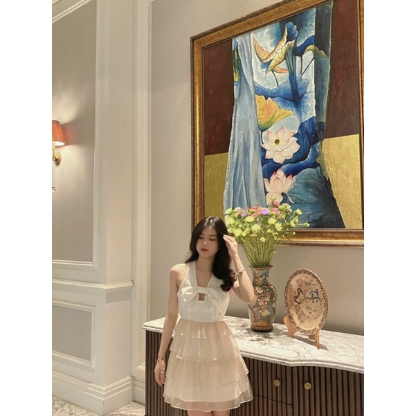 Đầm thiết kế bèo trắng xếp tầng cột nơ sau lưng Stelladress Cocoon