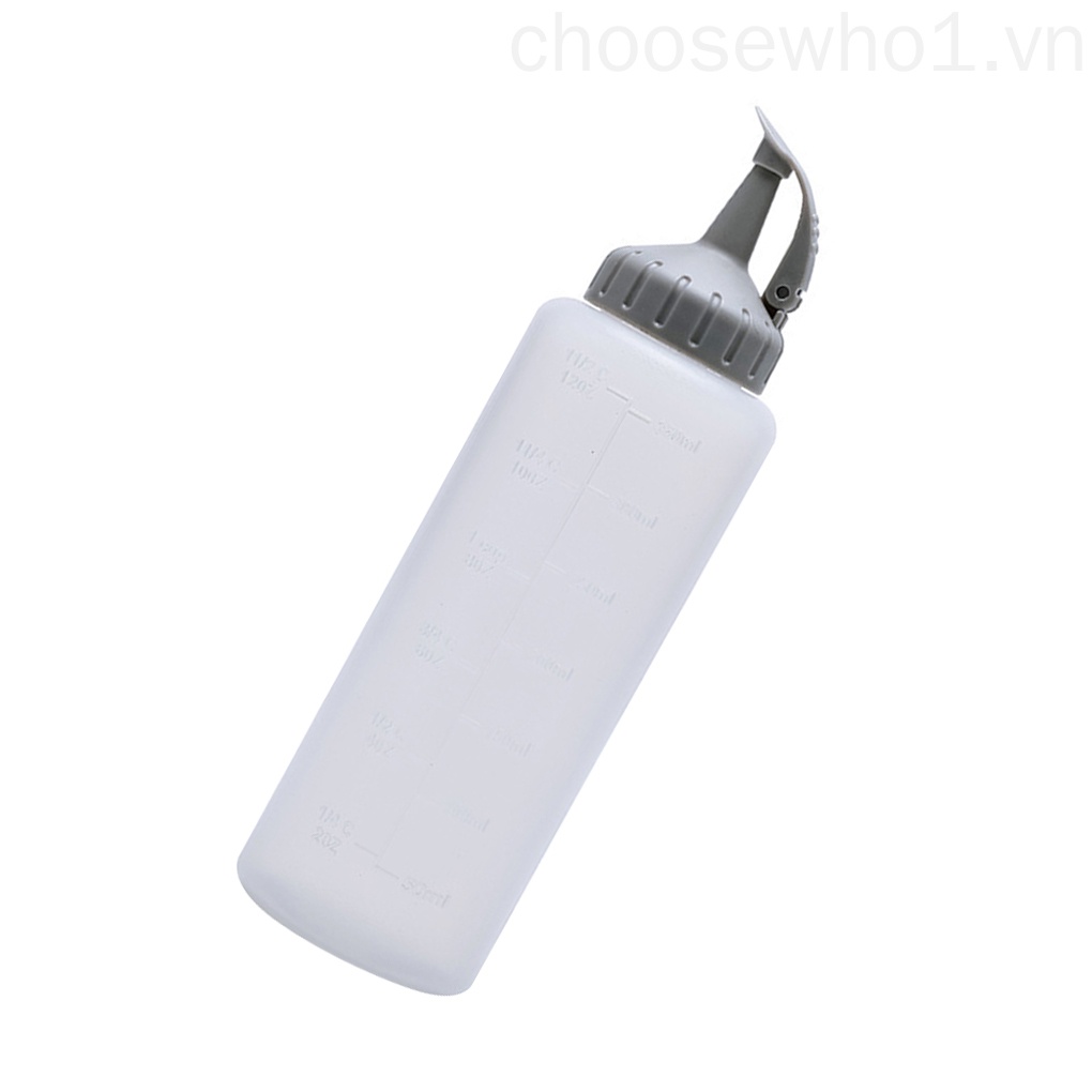 Bình xịt nhựa đựng mật ong dầu ăn trong nhà bếp