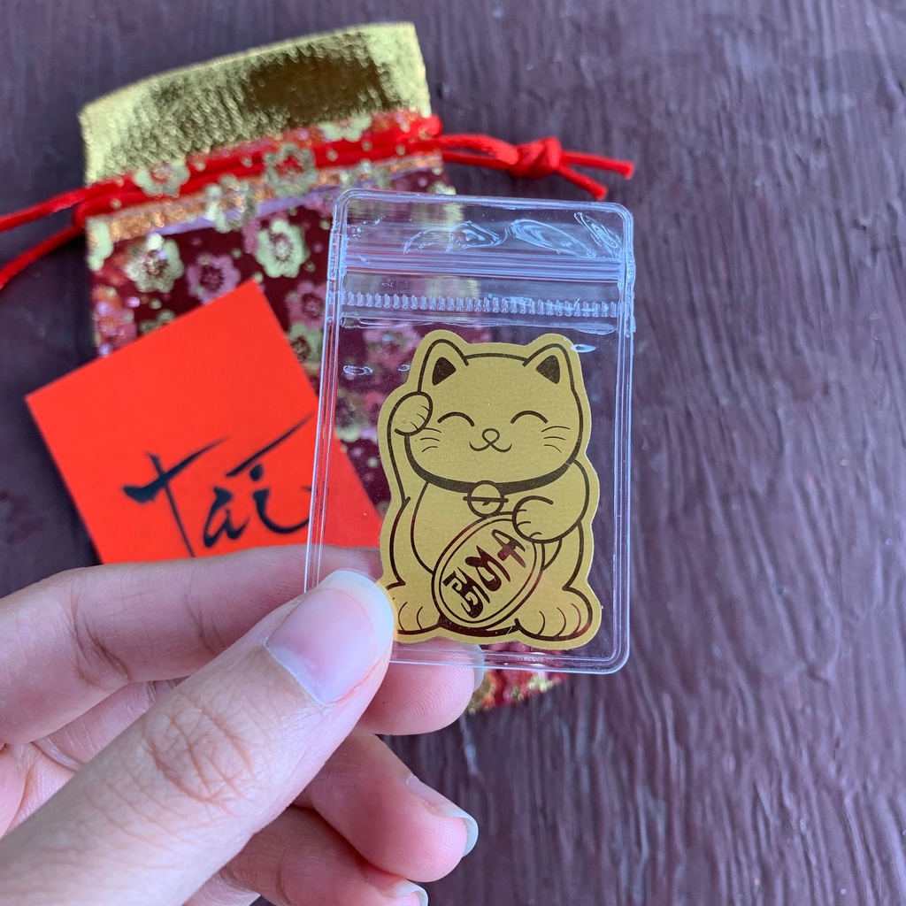 Miếng dán Sticker Mèo Thần Tài Vẫy Tay Phát Tài Phát Lộc May Mắn Mạ Vàng Tài Lộc Thu Hút Tiền Tài Để Ốp Điện Thoại