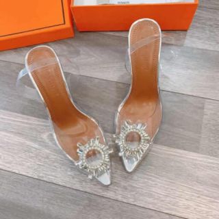 Giày trong đá mặt trời