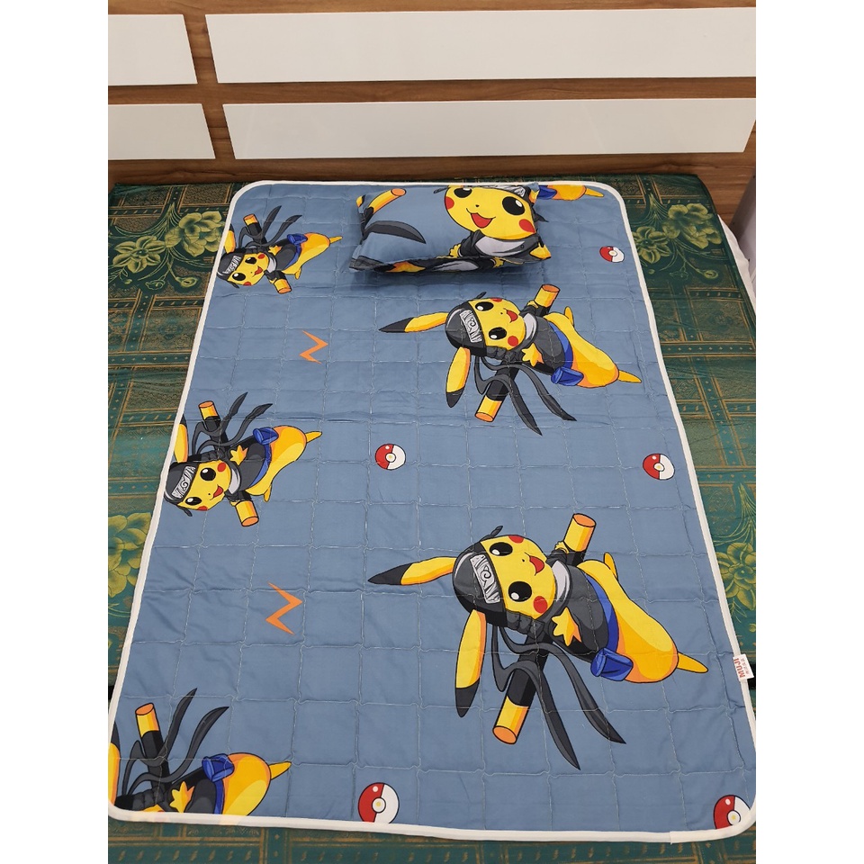 (Siêu rẻ)  Combo chăn gối cho bé 5-10 tuổi đến trường poly cotton mẫu Pikachu đội mũ - Ảnh thật shop chụp, ib chọn mẫu