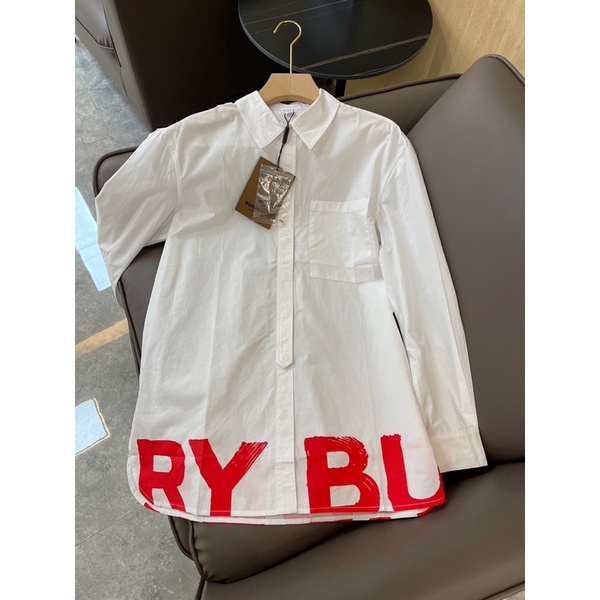 Áo sơ mi trắng cho nữ dáng rộng logo màu đỏ bản to thương hiệu Burberry BBR cao cấp