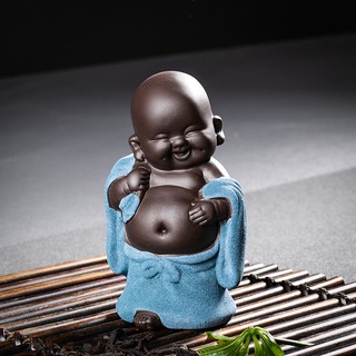 Tượng chú tiểu hành hương bằng gốm tử sa