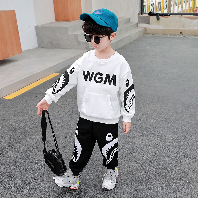 Bộ quần áo bé trai bộ thu đông gồm áo thun nỉ dài tay WGM và quần dài jogger cạp chun, bo gấu, họa tiết độc đáo cá tính