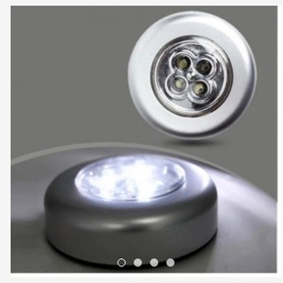 Đèn led dán tường loại 4 bóng tiện lợi, ấn là sáng