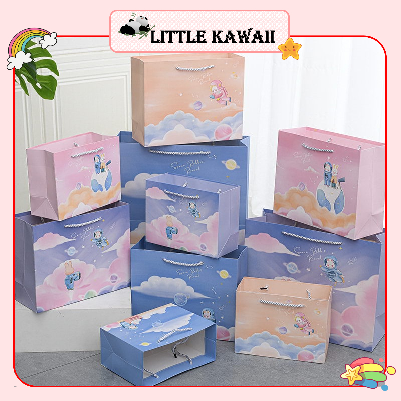 Túi giấy đựng quà ngang mẫu thỏ phi hành gia dễ thương quai lụa