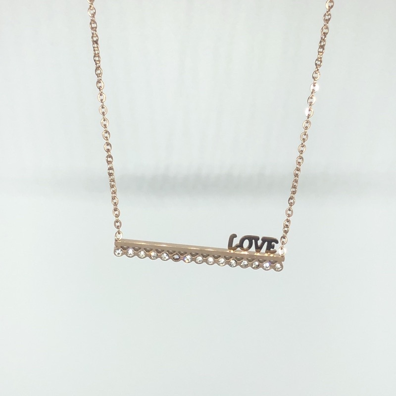 Vòng cổ gắn đá hình chữ love