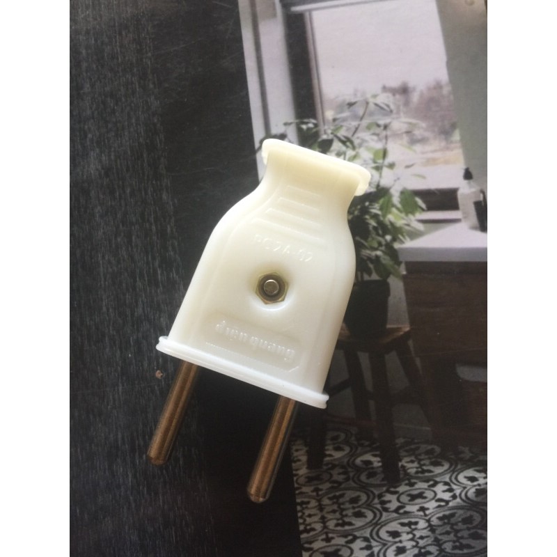 Phích cắm điện chân tròn