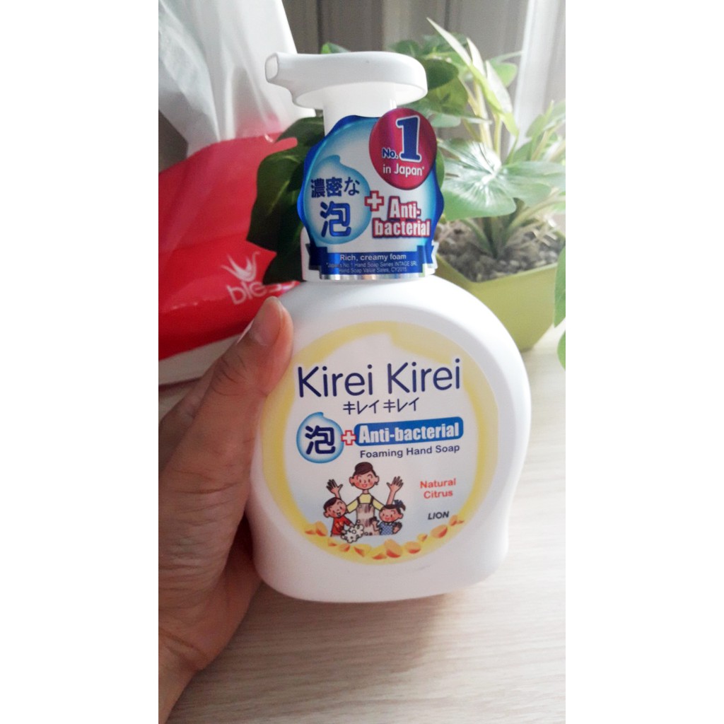 Bọt rửa tay diệt khuẩn Kirei Kirei 450ml