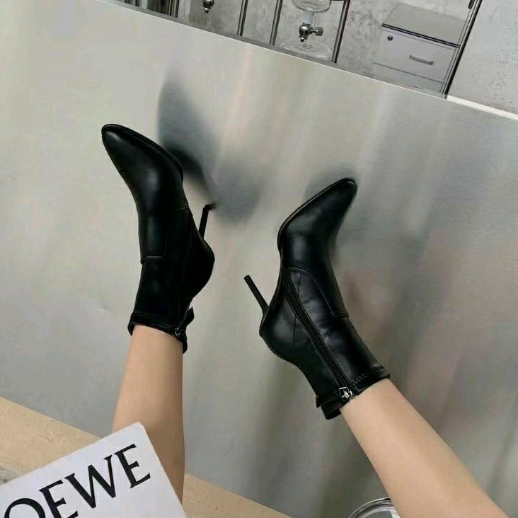 Boots ngắn da lì va da bóng mũi thon gót nhọn đen trắng kem