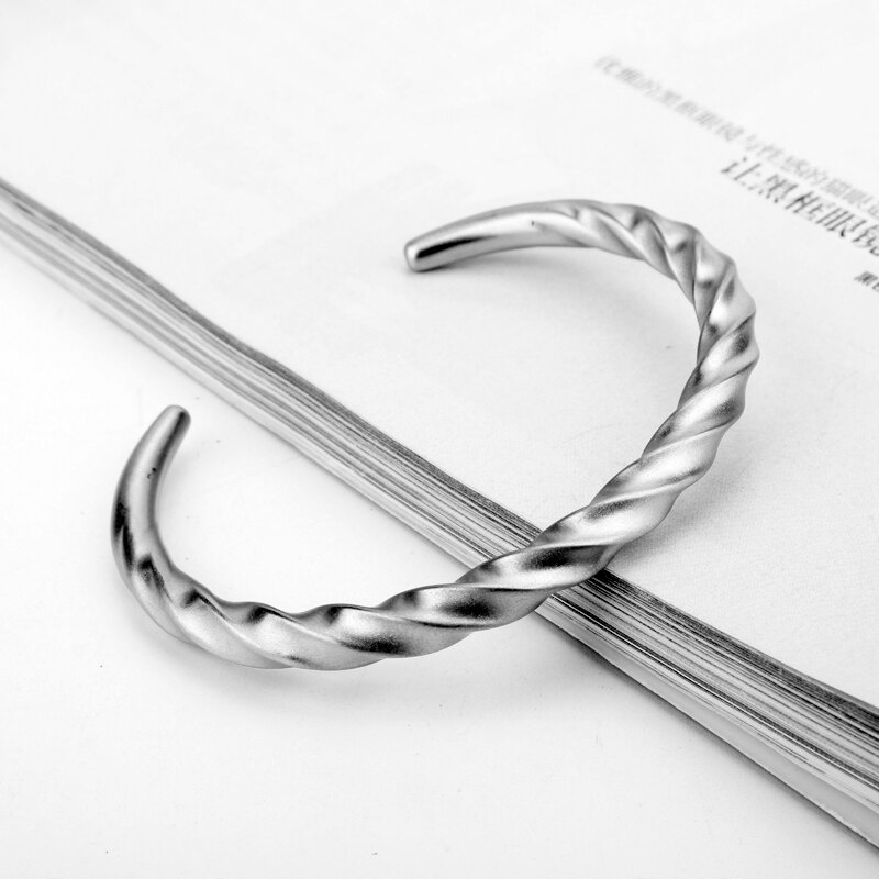 Vòng Tay Kim Loại Thiết Kế Dạng Xoắn Độc Đáo Thời Trang Cho Nam Và Nữ