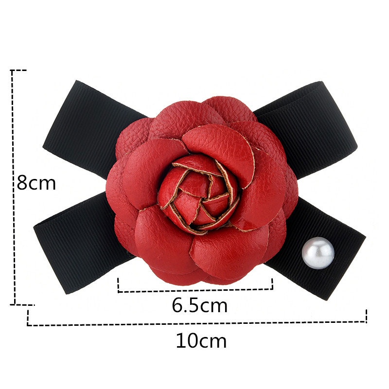 Trâm cài áo hình hoa trà đính ngọc trai giả sang trọng