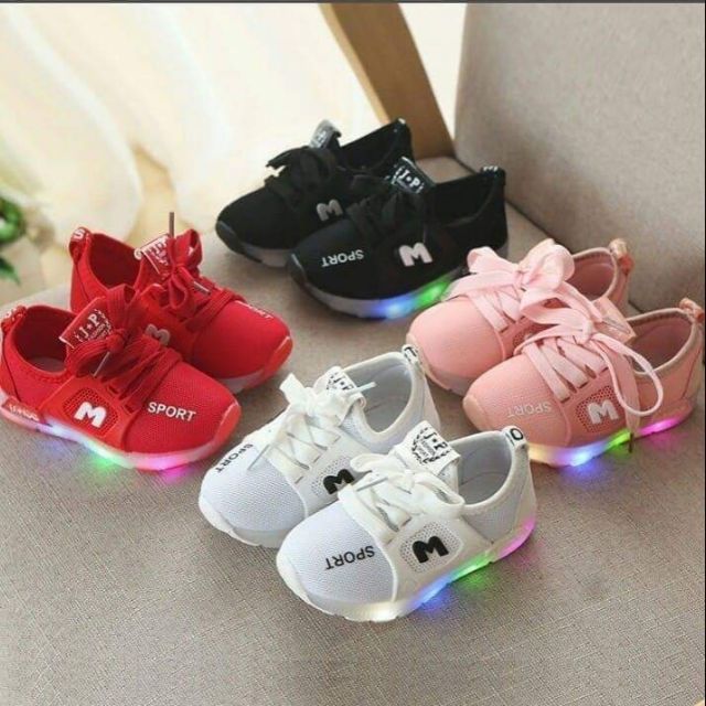 Em gom mẫu giày này ạ 😍😍các xế ơi mua cho con đi nèđèn sáng lấp lánh đẹp cácó size 21 đến 30 luôn# thôi nhé#.