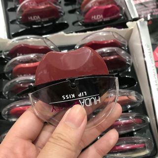 Son bặm môi HUDA LIP KISS