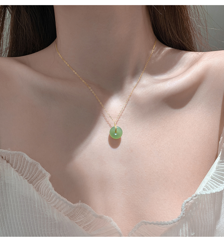 Dây chuyền đính hạt ngọc bích an toàn dành cho bạn nữ
