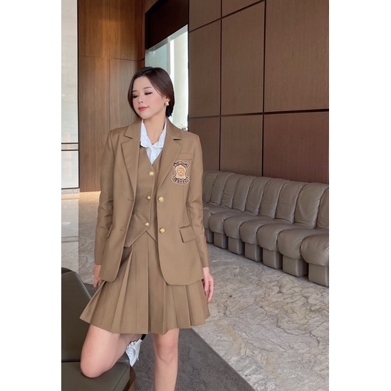 Bộ trang phục nữ gồm áo khoác vest và áo gile chân váy xếp ly thương hiệu Louis Vuitton LV cao cấp