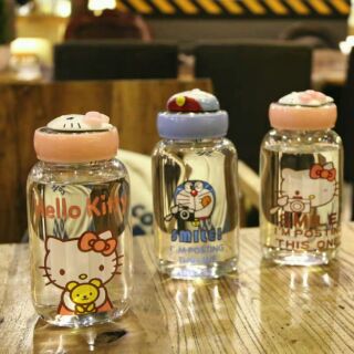 BÌNH ĐỰNG NƯỚC THUỶ TINH HOẠT HÌNH DOREMON KISS SIÊU CUTE .