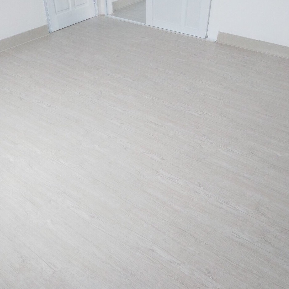 Sàn nhựa dán keo màu trắng mã 18
