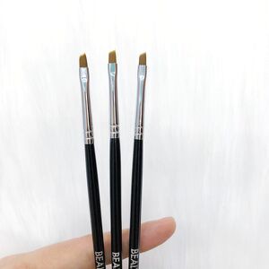 Cọ kẻ mắt BEALY - thân cọ đen, đầu mảnh - chumia