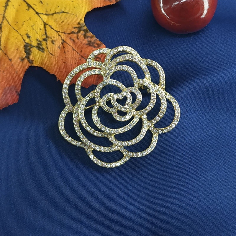 Ghim Cài Áo Hình Hoa Trà Đính Đá Sang Trọng