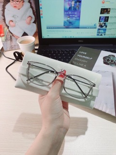 Kính cận (ảnh thật)