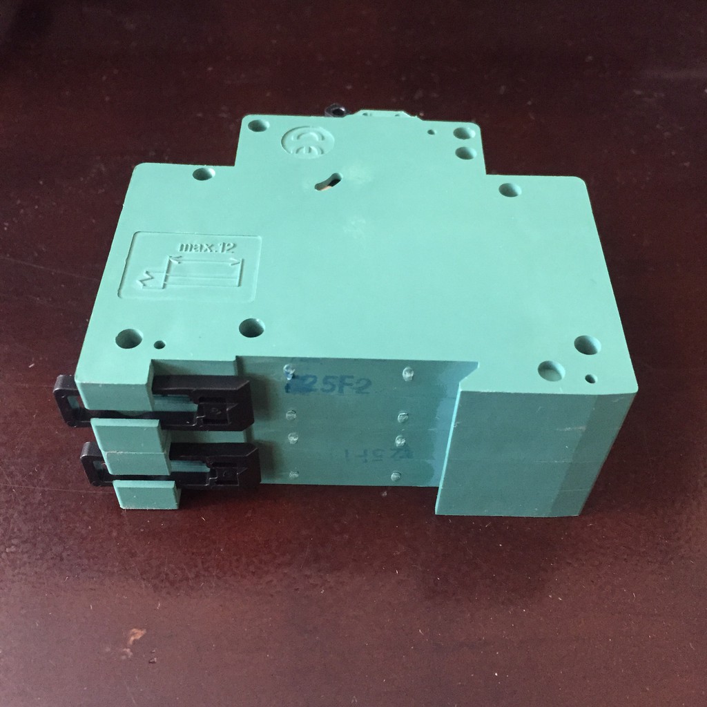 Bộ ngắt mạch CB điện một chiều cầu dao điện DC cho Solar Năng Lượng Mặt Trời GIVASOLAR FEEO DC 550V 2P