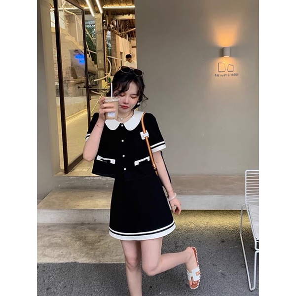 Set áo croptop cổ sen phối túi nơ + chân váy đen viền trắng