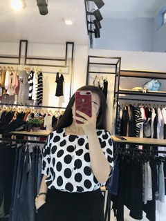 Áo chấm bi cổ vuông