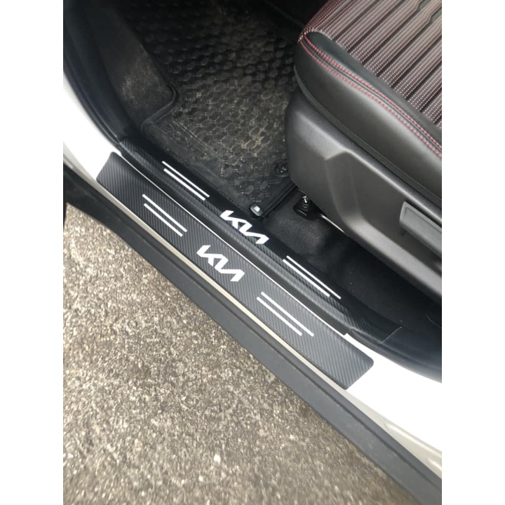 Miếng dán chống xước bậc cửa, cốp cacbon logo KIA mới cho Kia Soluto, Seltos, Cerato, K3, K5, Morning, Sorento,Rondo