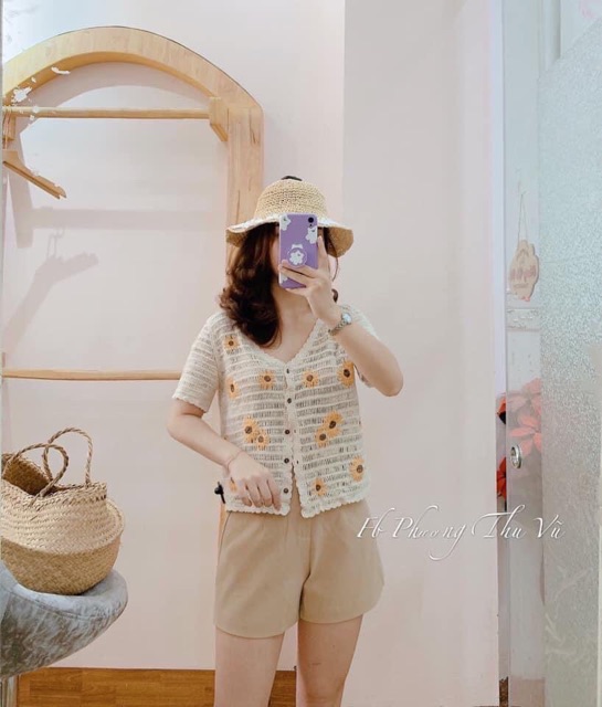 Áo hoa cúc thêu cổ tim cúc mở