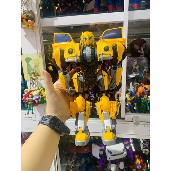 Mô hình Robo Transformer Bumblebee Cổ điển Hasbro cao 35cm