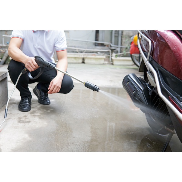Máy xịt rửa xe cao áp chống giật cho ô tô xe máy Fujihome, máy bơm rữa xe cầm tay tăng áp lực cao cho gia đình