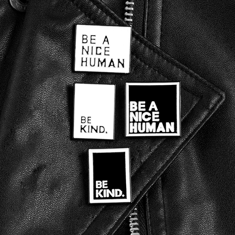 Ghim Cài Áo Tráng Men Họa Tiết Câu Trích Dẫn BE KIND MAN Màu Trắng Đen Đơn Giản Làm Quà Tặng Cho Bạn Bè