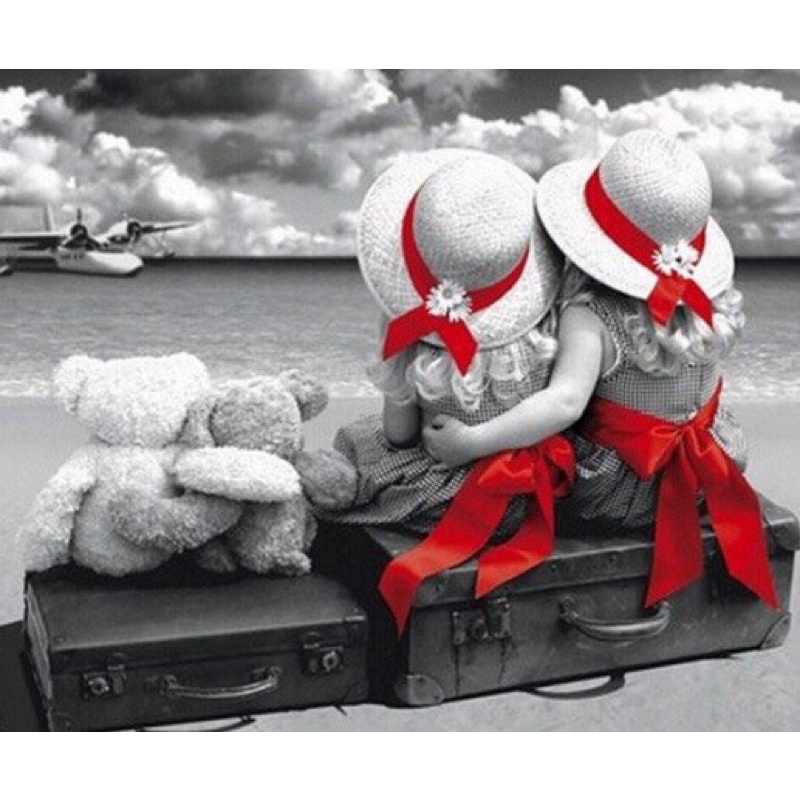 Tranh đính đá 5D tự làm họa tiết hình em bé ôm nhau trang trí nhà cửa