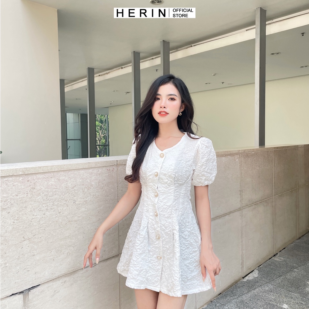[Cúc áo Cườm] Váy trắng hở lưng chất gấm xốp in hoa nổi đầm dự tiệc sang trọng mã [V NGỰC] | BigBuy360 - bigbuy360.vn
