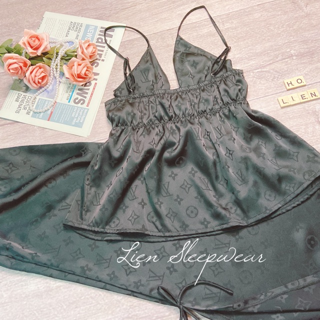 Bộ ngủ quần dài xẻ hông lụa gấm họa tiết LV | BigBuy360 - bigbuy360.vn