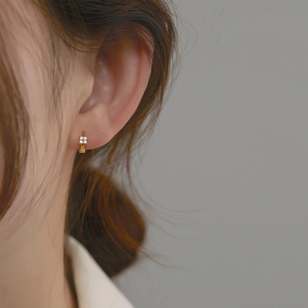 Khuyên Tai Dạng Kẹp Hình Bông Hoa Nhỏ Đơn Giản Tinh Tế Phong Cách Hàn Quốc