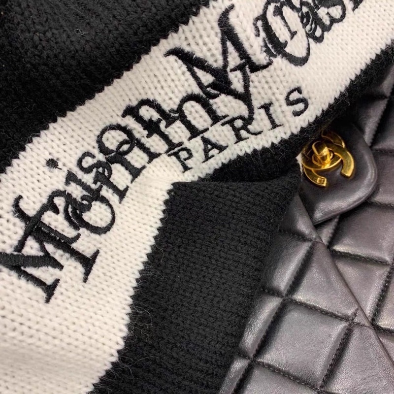 ÁO LEN DỆT KIM DÁNG DÀI HỞ VAI THÊU CHỮ