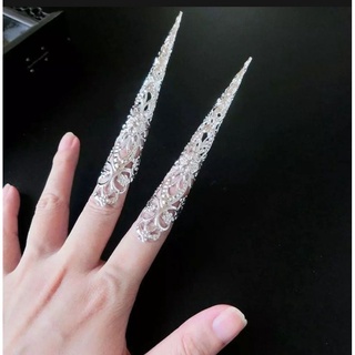 1 chiếc hộ chỉ cổ trang. 1 móng cổ trang nhà Thanh