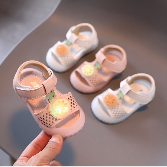 (Hàng đẹp mới về)Dép rọ, sandal tập đi trái Kiwi có đèn phát sáng xinh xắn đế mềm chống vấp cho bé gái 0-2 tuổi