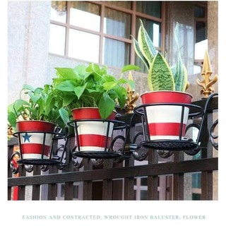 Giỏ sắt đựng chậu hoa treo ban công