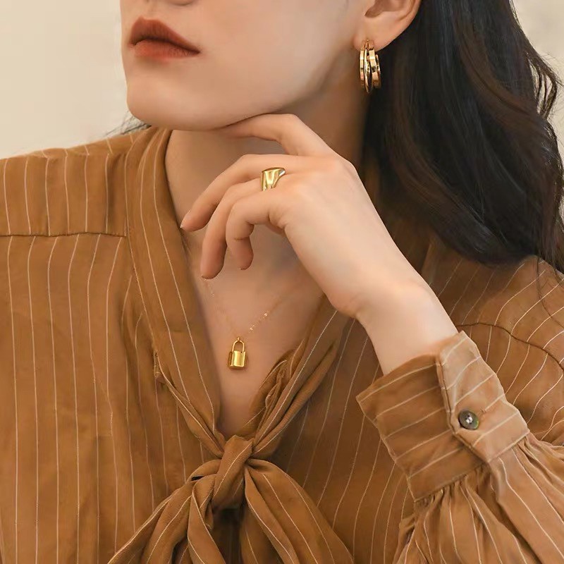 Dây chuyền thép mạ vàng 18K khắc chữ V khóa nhỏ phong cách tối giản