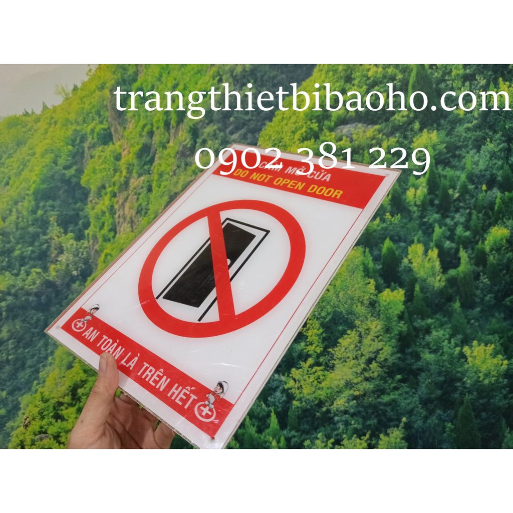 Biển báo mica Cấm mở cửa (Do not open the door) kích thước 20 x30cm