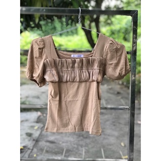 Áo thun borip cổ vuông cách điệu