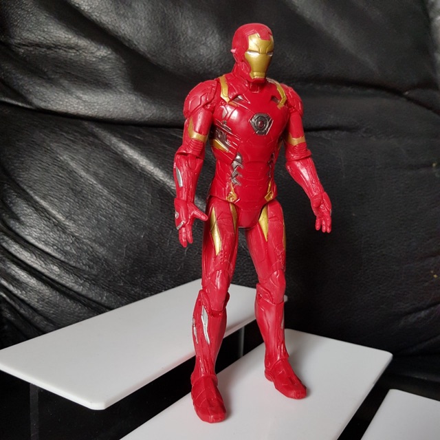 Người sắt iron man bẻ khớp