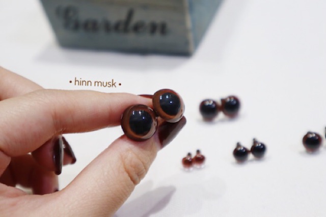 Mắt thú màu viền nâu có chốt