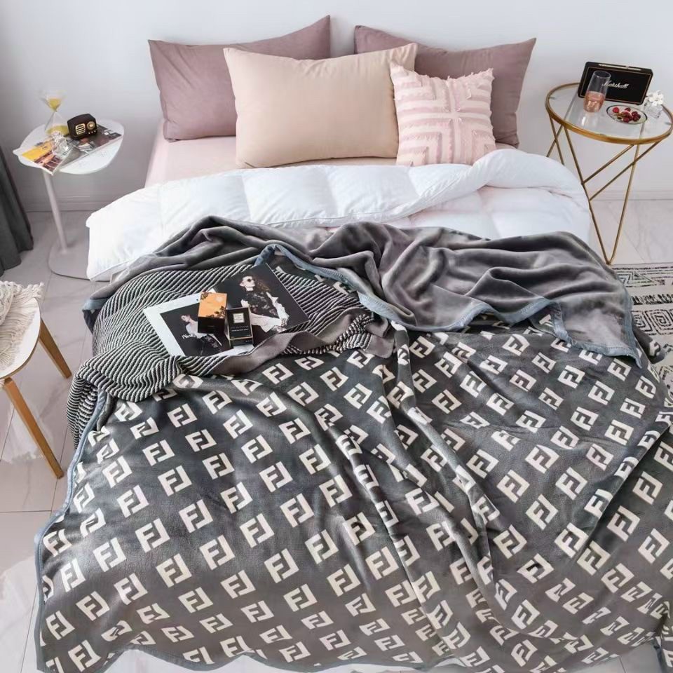 Chăn nỉ nhung tuyết thương hiệu _LOẠI 1_mềm có túi xách nặng 2kg7 kích thước 2mx2m3 loại 1