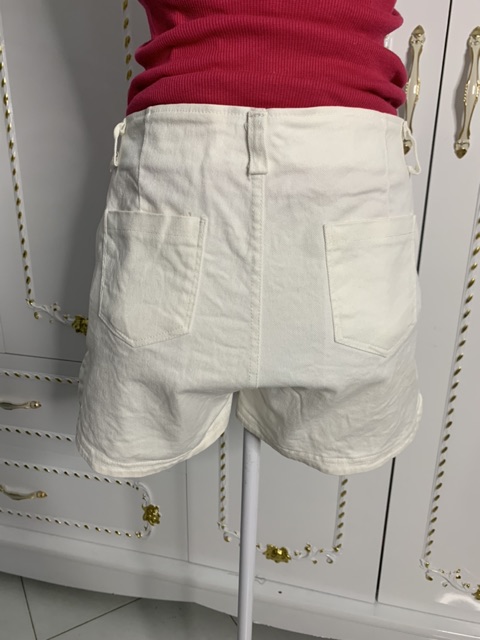 Quần short trắng kaki. Có giãn nhẹ. Lưng cao. Sz L (~53kg). Áo thun phối ren