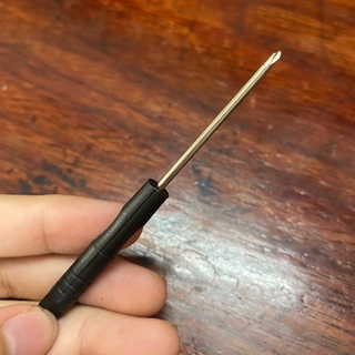 Tua vít ba cạnh dùng tháo mở điện thoại