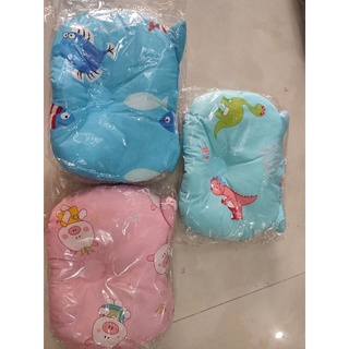 Gối đầu, gối ôm chặn (chèn) cho bé.